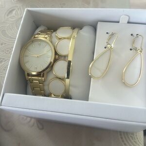 It’s watch set color gold brand new with bracelet and hearing